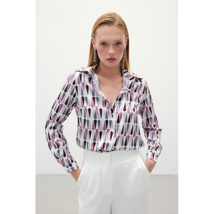 Сатенена риза с геометричен десен в бордо и лилаво